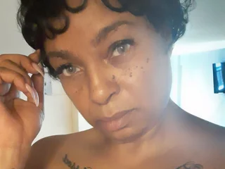 MsLindaParks52 Trimmed webcam from United States